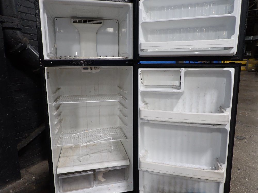 Hotpoint Refrigerator - Hts18bbejrbb