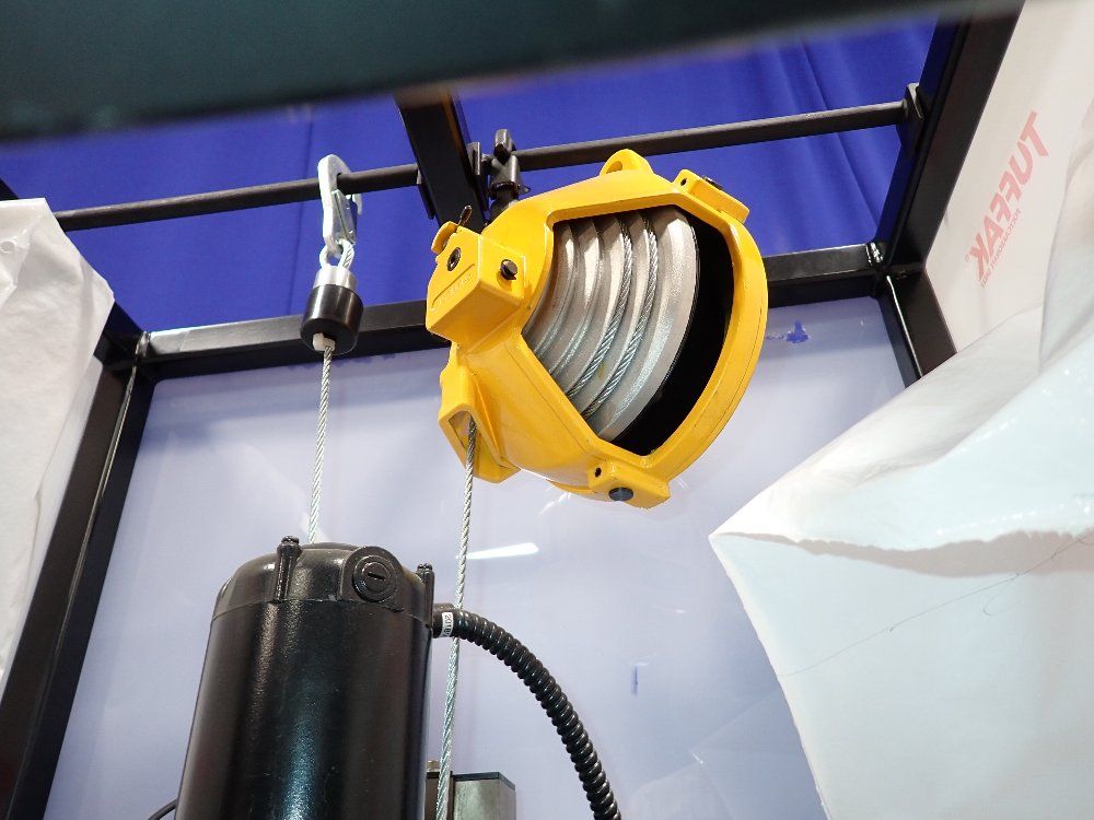 Klutch 4"x16" Table Vertical Mill - 49657